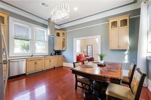 Modern 4BR Retreat Walk to Downtown New Orleans Apartment in New Orleans
