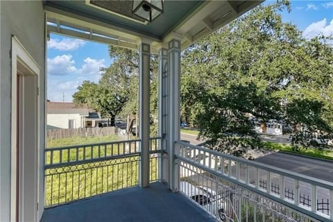 Modern 4BR Retreat Walk to Downtown New Orleans Apartment in New Orleans