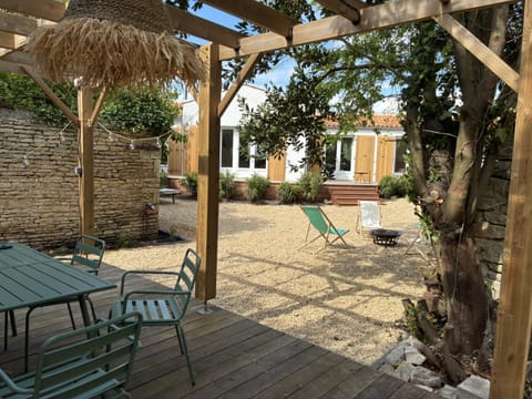 Property building, Patio, Facade/entrance, Spring, Day, Garden, Garden view