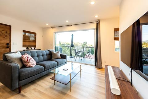 Hidden Oasis 3 bedroom 2 bathroom Home With large backyard and Views Near DTLA House in Eagle Rock