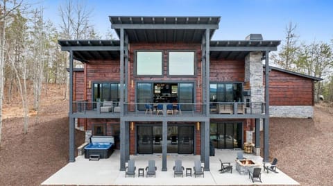 Ultra Luxury Cabin, Stunning Mtn Views, Game room Cabin in Georgia