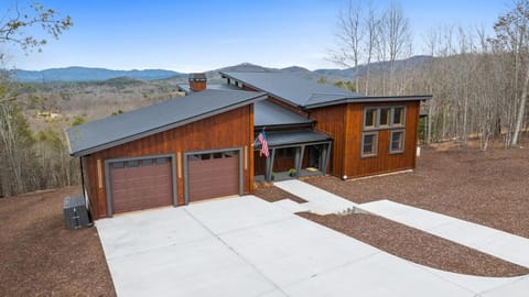 Ultra Luxury Cabin, Stunning Mtn Views, Game room Cabin in Georgia