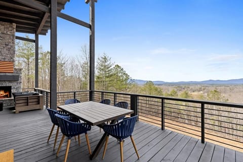 Ultra Luxury Cabin, Stunning Mtn Views, Game room Cabin in Georgia