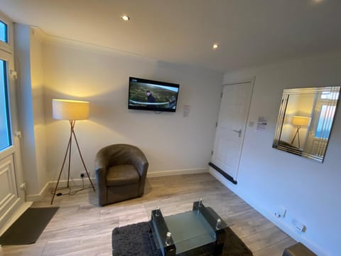 TV and multimedia, Living room, Seating area, Bedroom