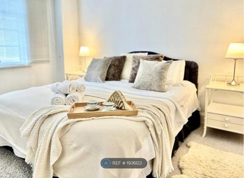 Photo of the whole room, Bedroom, towels