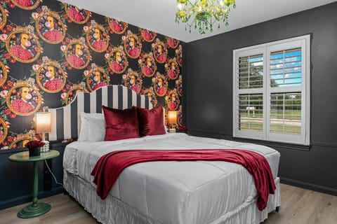 Bubble Bungalow - Cowboy Pool Hot Tub & Firepit House in Fredericksburg