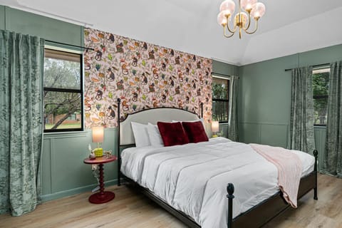 Bubble Bungalow - Cowboy Pool Hot Tub & Firepit House in Fredericksburg