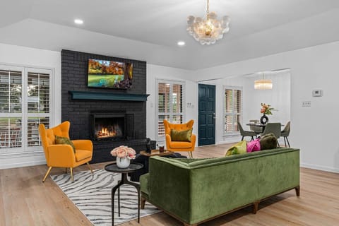 Bubble Bungalow - Cowboy Pool Hot Tub & Firepit House in Fredericksburg