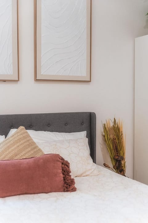 Welcoming Claremont Studio With Private Yard and Pool Spa Apartment in Claremont