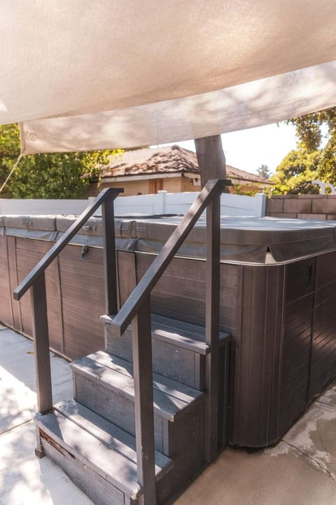 Welcoming Claremont Studio With Private Yard and Pool Spa Apartment in Claremont