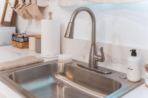 Welcoming Claremont Studio With Private Yard and Pool Spa Apartment in Claremont