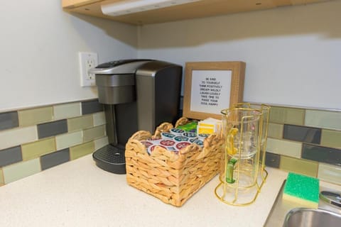 Charming and Cozy 1 Bedroom 1 Bathroom Guest Suite in Silverlake Apartment in Echo Park