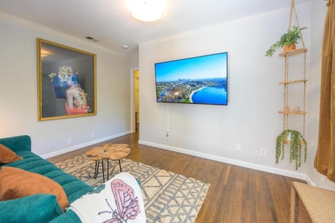 Charming and Cozy 1 Bedroom 1 Bathroom Guest Suite in Silverlake Apartment in Echo Park