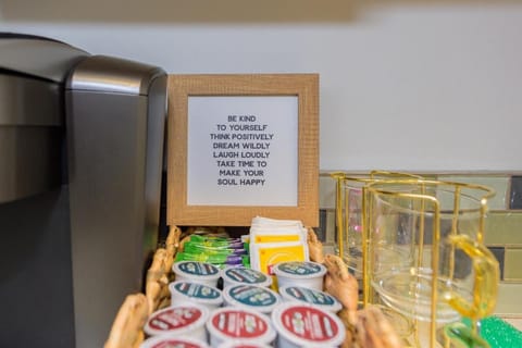 Charming and Cozy 1 Bedroom 1 Bathroom Guest Suite in Silverlake Apartment in Echo Park