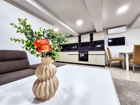 Communal lounge/ TV room, TV and multimedia, Kitchen or kitchenette, Living room, Seating area, Dining area, minibar, oven, stove