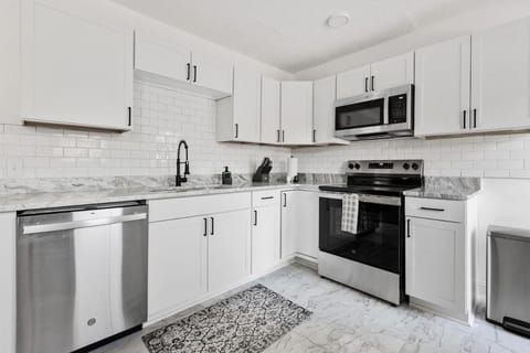 Orange Pit - 3BD 2BA Luxury Retreat - West Cola House in West Columbia