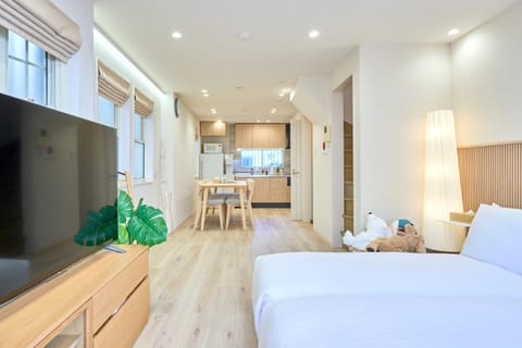Bed, TV and multimedia, Living room, Photo of the whole room, Seating area, Dining area, Bedroom