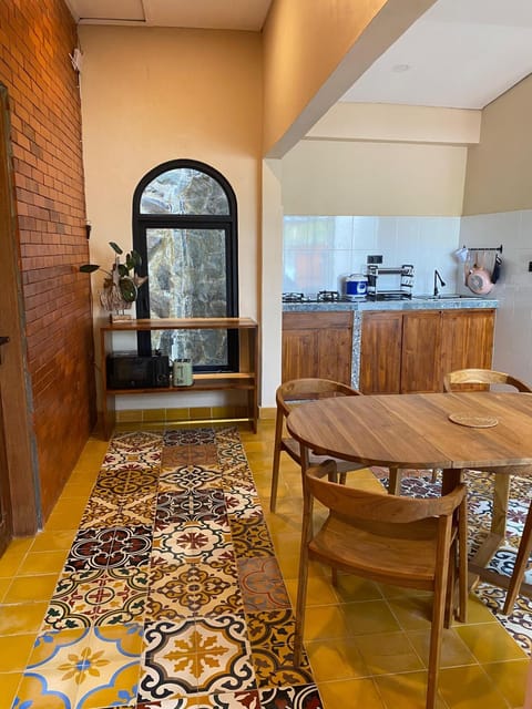 Seating area, Dining area