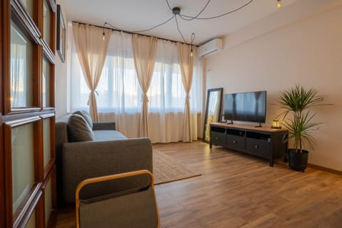 Communal lounge/ TV room, TV and multimedia, Living room, Seating area, Evening entertainment, air conditioner