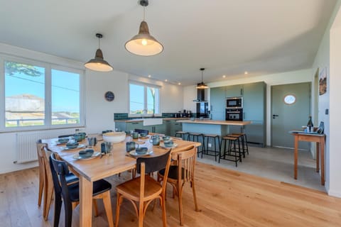 Property building, Kitchen or kitchenette, Living room