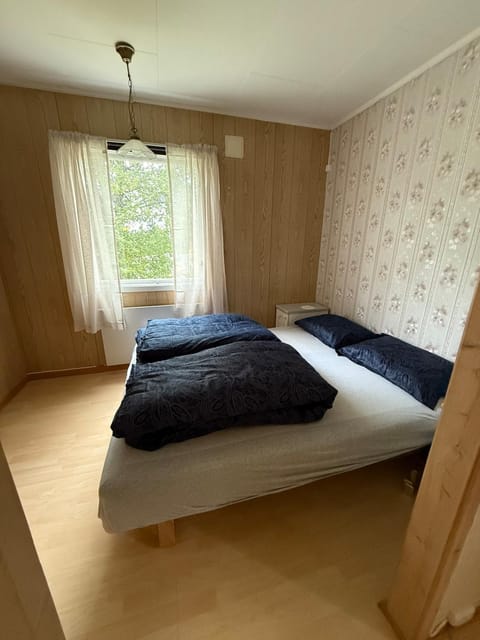 Tromsø pearl near mountains, city life and northern lights House in Tromso