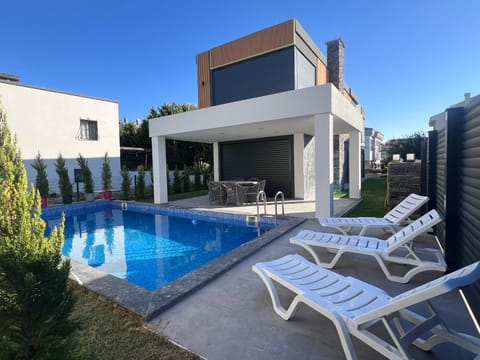 Property building, Day, Garden, Balcony/Terrace, Pool view, Swimming pool, sunbed