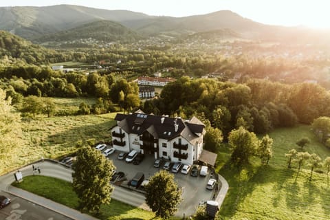 Property building, Spring, Bird's eye view, Mountain view, Location, Parking