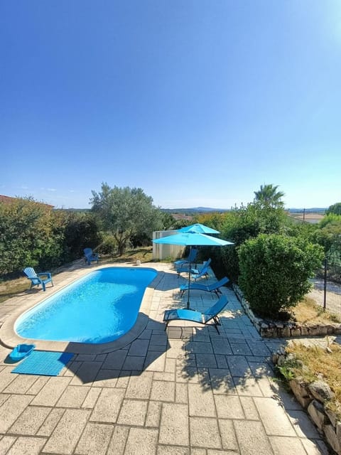 Swimming pool, sunbed