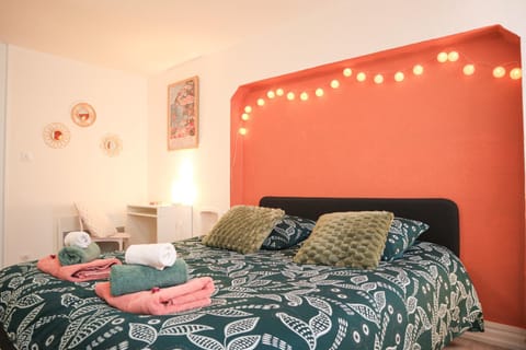 Bed, Photo of the whole room, Bedroom, towels