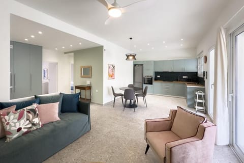 Kitchen or kitchenette, Living room, Seating area, Dining area