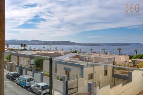 Communal lounge/ TV room, Neighbourhood, Natural landscape, City view, Mountain view, River view, Sea view, Location