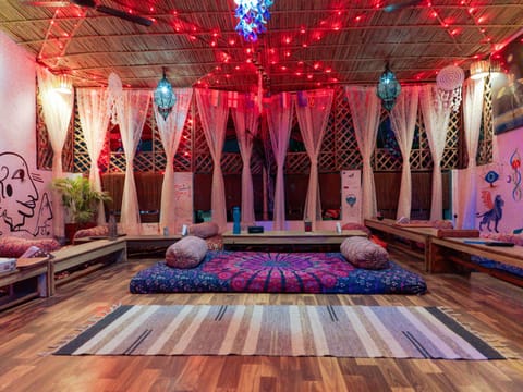 Restaurant/places to eat, Night, Seating area