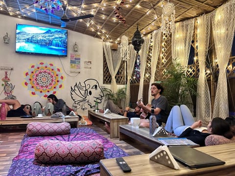 Communal lounge/ TV room, People, TV and multimedia, group of guests