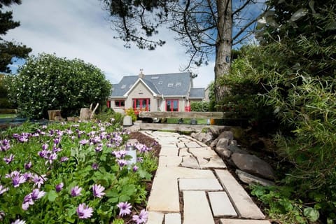 Property building, Spring, Day, Natural landscape, Garden, Garden view