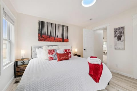 Pet Friendly, Gated Backyard, Game room, Hot Tub House in Lake Erie