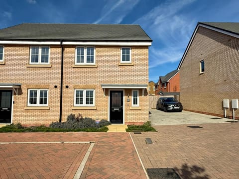 NEW Build Parking Wifi Contractors House in Wellingborough