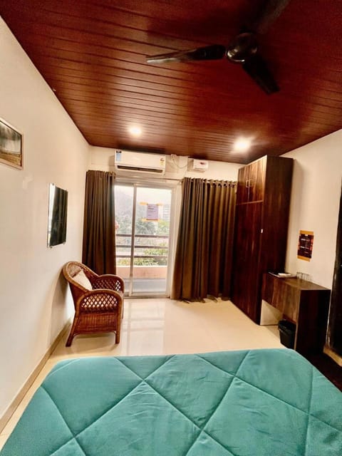 Bed, TV and multimedia, Bedroom