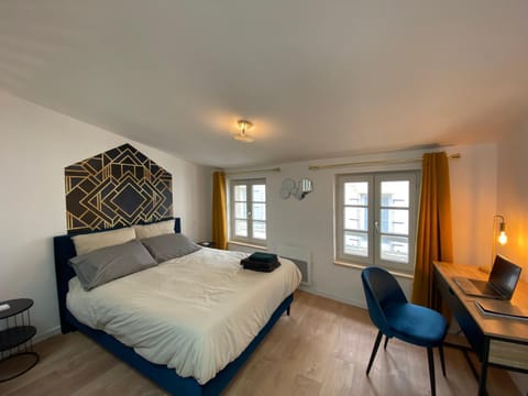 Bed, Photo of the whole room, Seating area, Bedroom