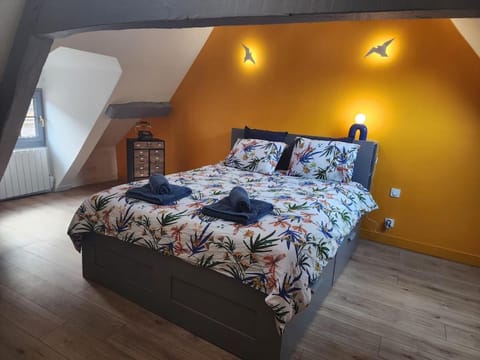 Bed, Photo of the whole room, Bedroom, towels