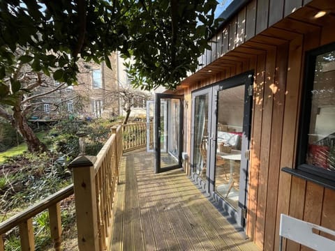 Luxury Detached Hideaway near town, beach and woods House in Wales