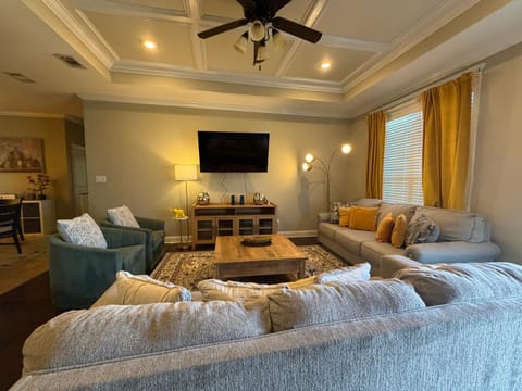 Hahira 3-Bedroom Home near Wild Adventures, Sleeps 12 House in Georgia