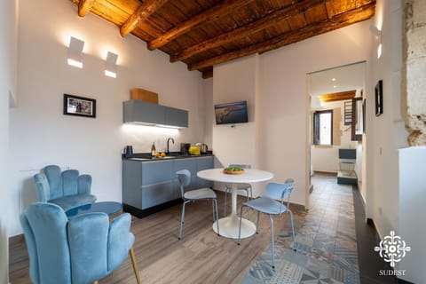 TV and multimedia, Kitchen or kitchenette, Living room, Seating area, Dining area