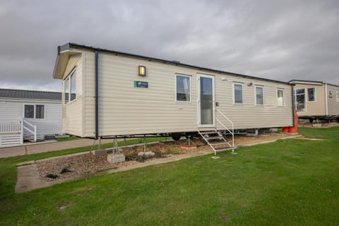 New - 3 bedroom Caravan, 140 Pasture Lane Campground/ 
RV Resort in Clacton-on-Sea