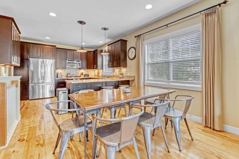 All In at Trailside - Community Pool Fire Pit Game Room Nature Trails House in South Haven