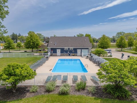 All In at Trailside - Community Pool Fire Pit Game Room Nature Trails House in South Haven