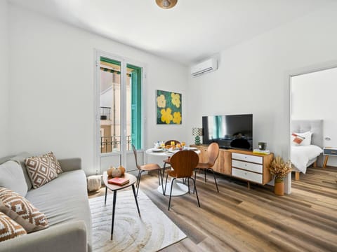 Communal lounge/ TV room, TV and multimedia, Living room, Seating area, Dining area, air conditioner