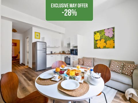 Kitchen or kitchenette, Living room, Seating area, Dining area