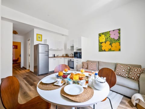 Kitchen or kitchenette, Living room, Seating area, Dining area, oven, pet friendly, stove