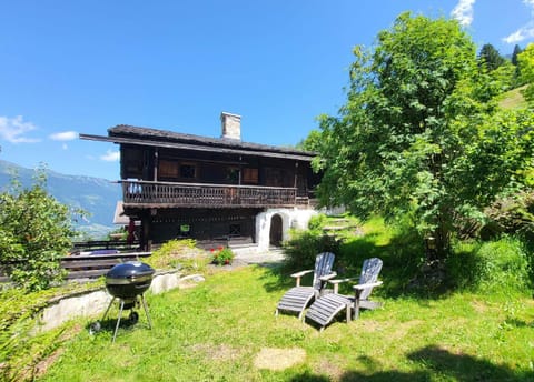 Property building, Patio, Spring, Day, Natural landscape, Garden, Garden view, Mountain view, sunbed