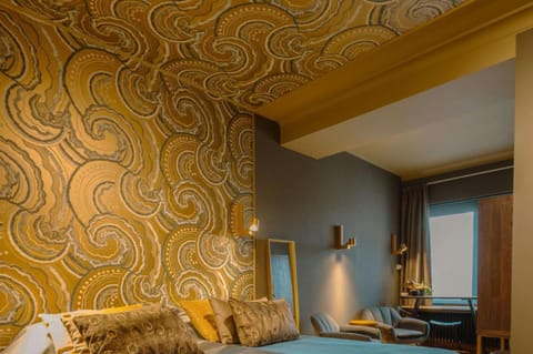 Bed, Seating area, Bedroom